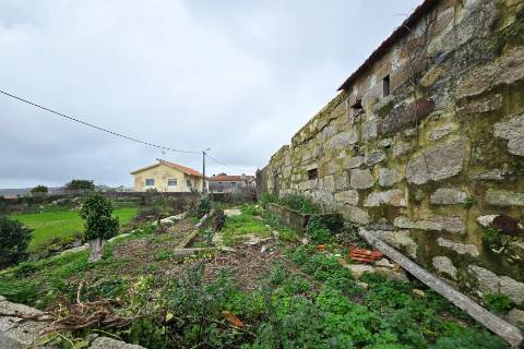 Moradia para reconstrução - Guilhabreu