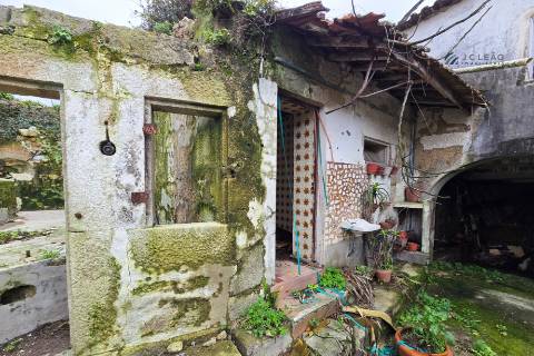 Moradia para reconstrução - Guilhabreu