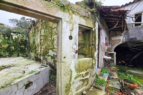 Moradia para reconstrução - Guilhabreu