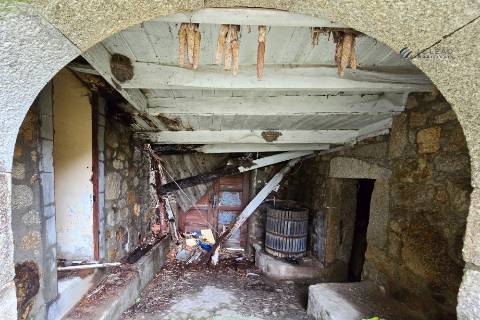 Moradia para reconstrução - Guilhabreu