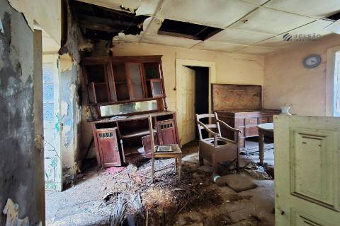 Moradia para reconstrução - Guilhabreu