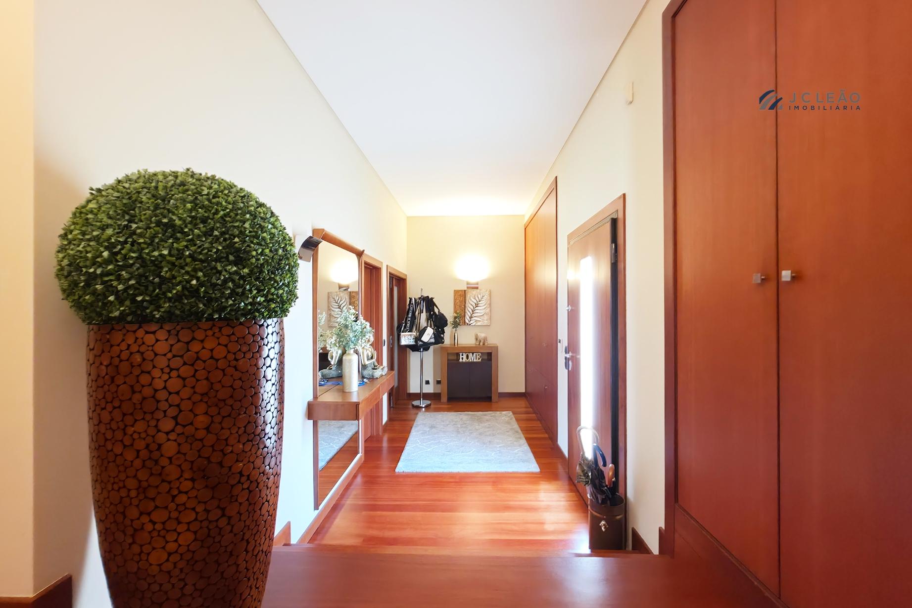 MORADIA DE LUXO T4+1 de quatro Frentes | VALONGO
