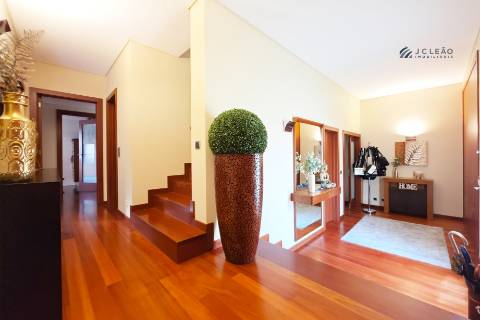 MORADIA DE LUXO T4+1 de quatro Frentes | VALONGO