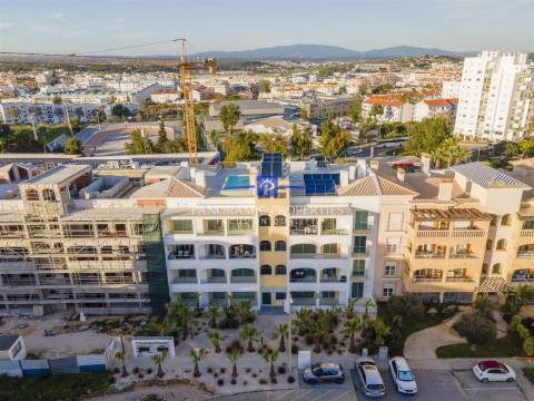 Apartamento de luxo e de estilo moderno com dois quartos.