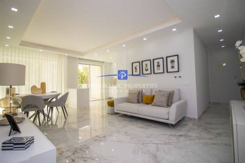 Apartamento de luxo e de estilo moderno com dois quartos.