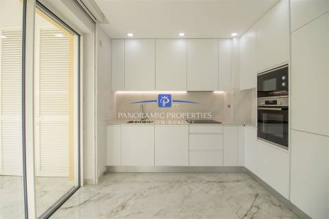 Apartamento de luxo e de estilo moderno com dois quartos.