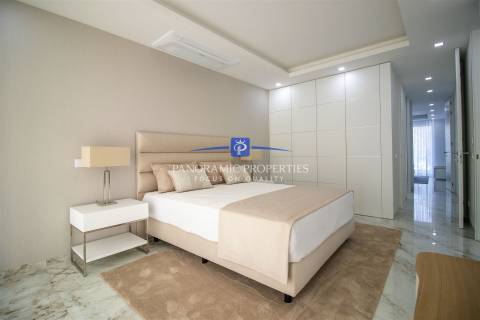 Apartamento de luxo e de estilo moderno com dois quartos.