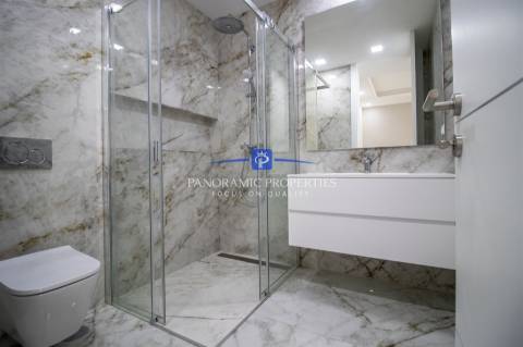 Apartamento de luxo e de estilo moderno com dois quartos.