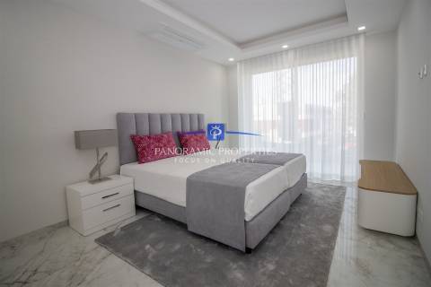 Apartamento de luxo e de estilo moderno com dois quartos.