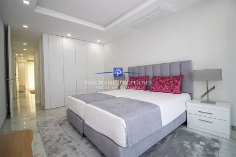 Apartamento de luxo e de estilo moderno com dois quartos.