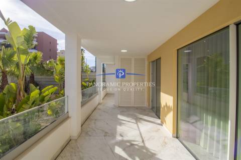 Apartamento de luxo e de estilo moderno com dois quartos.