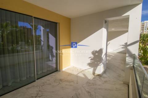 Apartamento de luxo e de estilo moderno com dois quartos.