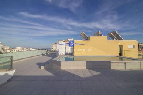 Apartamento de luxo e de estilo moderno com dois quartos.