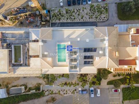 Apartamentos de luxo e de estilo moderno com três quartos em construção.