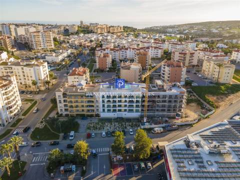 Apartamentos de luxo e de estilo moderno com três quartos em construção.