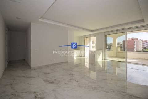 Apartamentos de luxo e de estilo moderno com três quartos em construção.