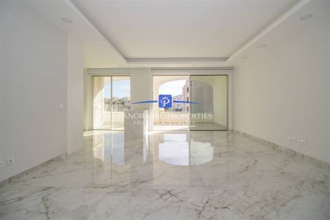 Apartamentos de luxo e de estilo moderno com três quartos em construção.