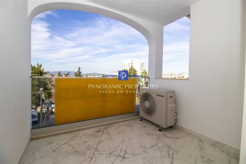 Apartamentos de luxo e de estilo moderno com três quartos em construção.