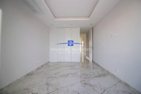 Apartamentos de luxo e de estilo moderno com três quartos em construção.