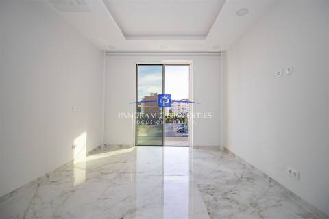 Apartamentos de luxo e de estilo moderno com três quartos em construção.