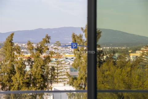 Apartamentos de luxo e de estilo moderno com três quartos em construção.