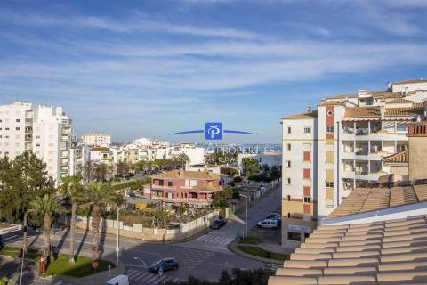 Apartamentos de luxo e de estilo moderno com três quartos em construção.