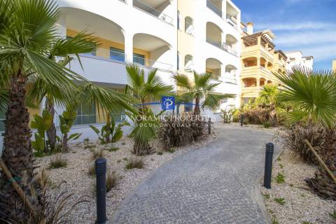 Apartamentos de luxo e de estilo moderno com três quartos em construção.