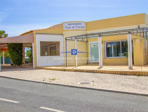 Restaurante situado numa zona turística da Praia do Carvoeiro