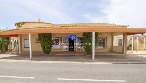 Restaurante situado numa zona turística da Praia do Carvoeiro