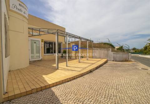 Restaurante situado numa zona turística da Praia do Carvoeiro