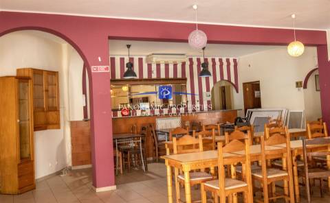 Restaurante situado numa zona turística da Praia do Carvoeiro