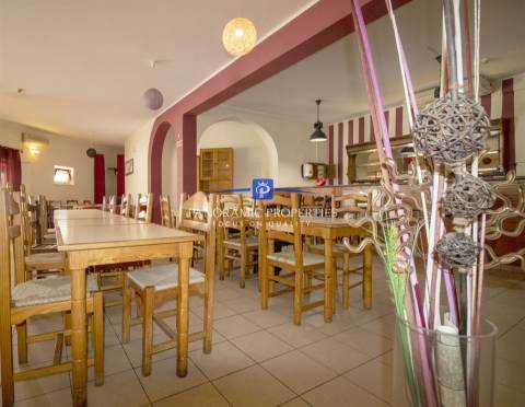 Restaurante situado numa zona turística da Praia do Carvoeiro