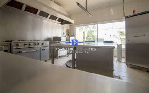 Restaurante situado numa zona turística da Praia do Carvoeiro