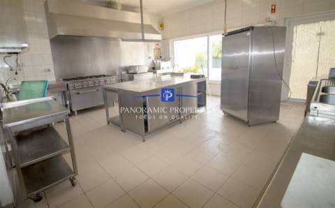 Restaurante situado numa zona turística da Praia do Carvoeiro