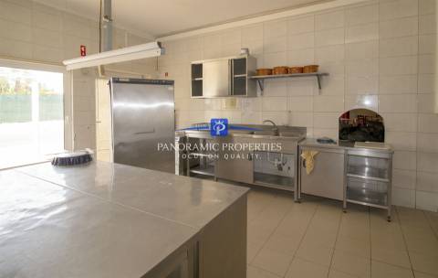 Restaurante situado numa zona turística da Praia do Carvoeiro