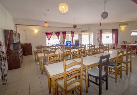 Restaurante situado numa zona turística da Praia do Carvoeiro