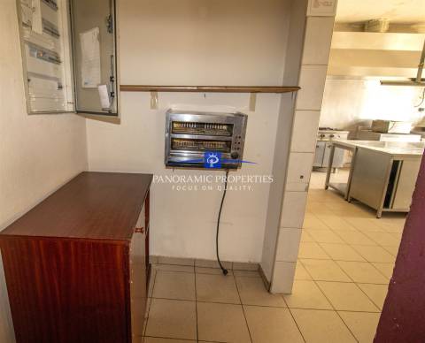 Restaurante situado numa zona turística da Praia do Carvoeiro