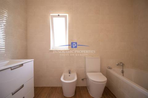 Moradia recém-construída com vista para a beleza paisagística do Algarve