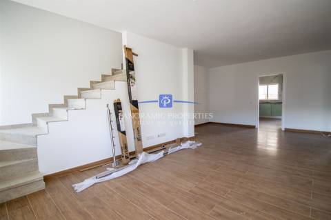 Moradia recém-construída com vista para a beleza paisagística do Algarve