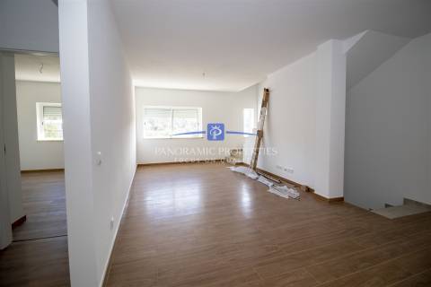 Moradia recém-construída com vista para a beleza paisagística do Algarve