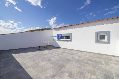 Moradia recém-construída com vista para a beleza paisagística do Algarve