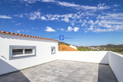 Moradia recém-construída com vista para a beleza paisagística do Algarve