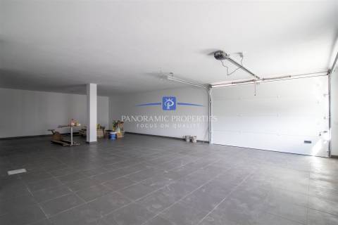 Moradia recém-construída com vista para a beleza paisagística do Algarve