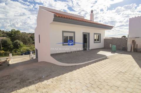 Moradia recém-construída com vista para a beleza paisagística do Algarve