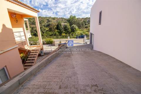 Moradia recém-construída com vista para a beleza paisagística do Algarve