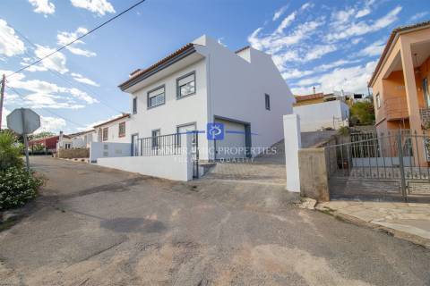 Moradia recém-construída com vista para a beleza paisagística do Algarve