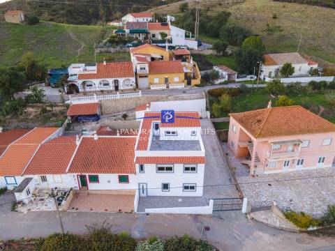 Moradia recém-construída com vista para a beleza paisagística do Algarve