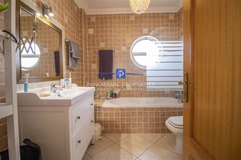 Moradia em Banda T3 a uma curta distância da Praia Nossa Srª da Rocha