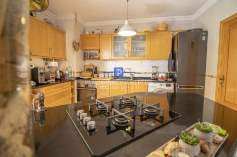 Moradia em Banda T3 a uma curta distância da Praia Nossa Srª da Rocha