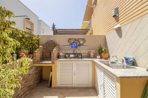 Moradia em Banda T3 a uma curta distância da Praia Nossa Srª da Rocha